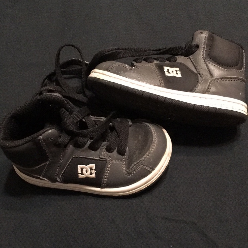 Baby DC shoes used high tops sz (6) 🎁 🛹